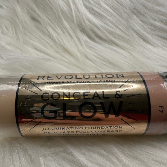 🩵3/$10 Revolution Conceal & Glow Foundation - Medium Coverage - Picture 1 of 6